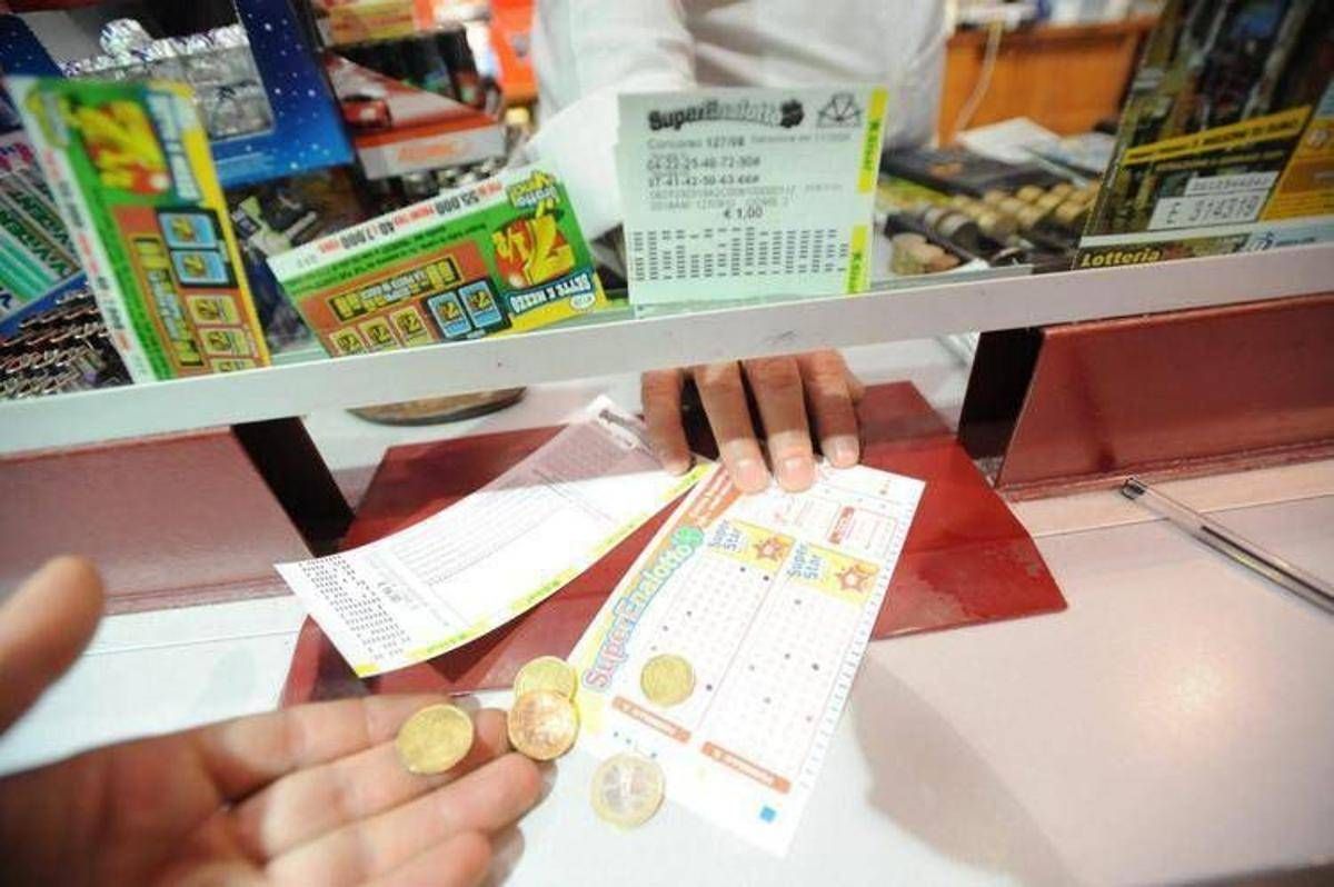 Superenalotto, numeri combinazione vincente oggi 15 maggio - 