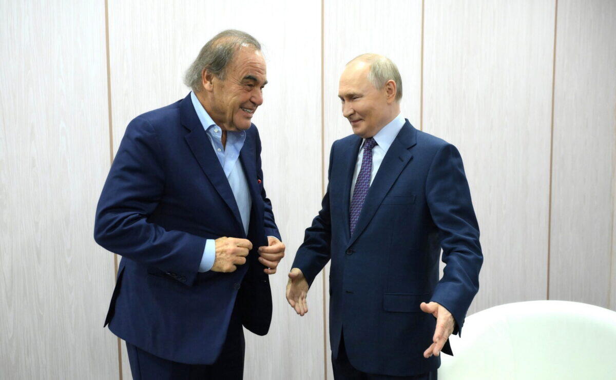 Putin e Oliver Stone insieme a Mosca | Cosa si sono detti in un incontro sorprendente? - 