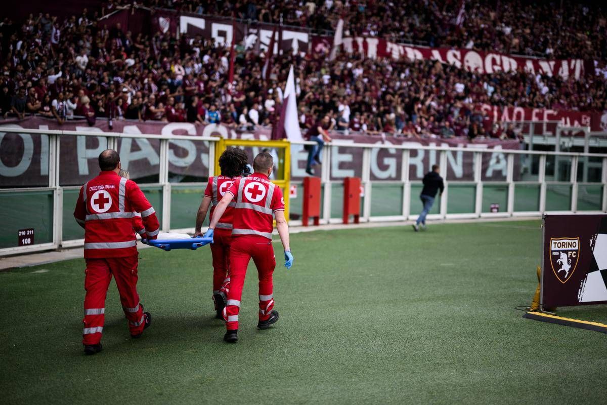 Torino-Inter, partita interrotta per soccorsi a un tifoso: cos'è successo -