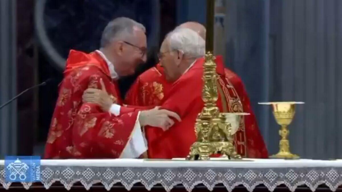 Cardinale Re sorprese tutti con "auguri doppi" | Parolin prossimo papa? -