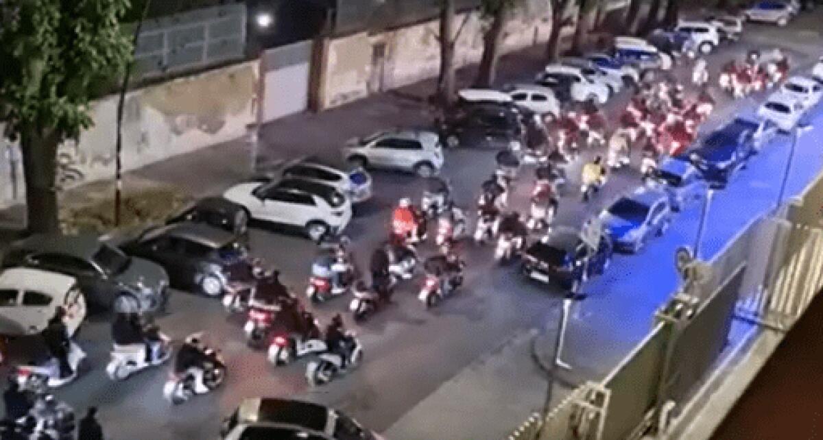 Notte di follia a Napoli | I tifosi sfidano il fair play per lo scudetto! - 
