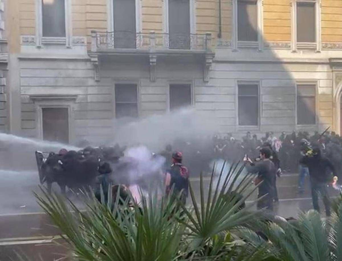 Remigration summit, scontri al corteo degli antagonisti a Milano - 