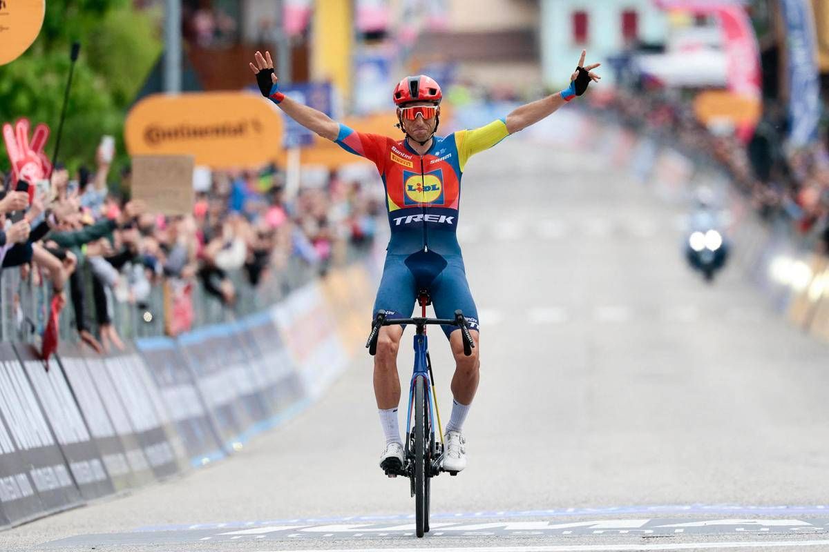 Giro d'Italia, Carlos Verona vince quindicesima tappa. Del Toro sempre in rosa - 