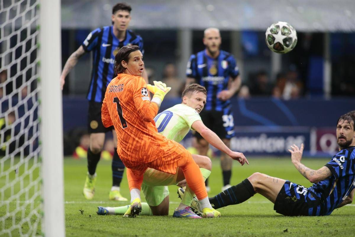 Inter-Barcellona, Inigo Martinez sputa ad Acerbi dopo il gol del 2-0 - Video -