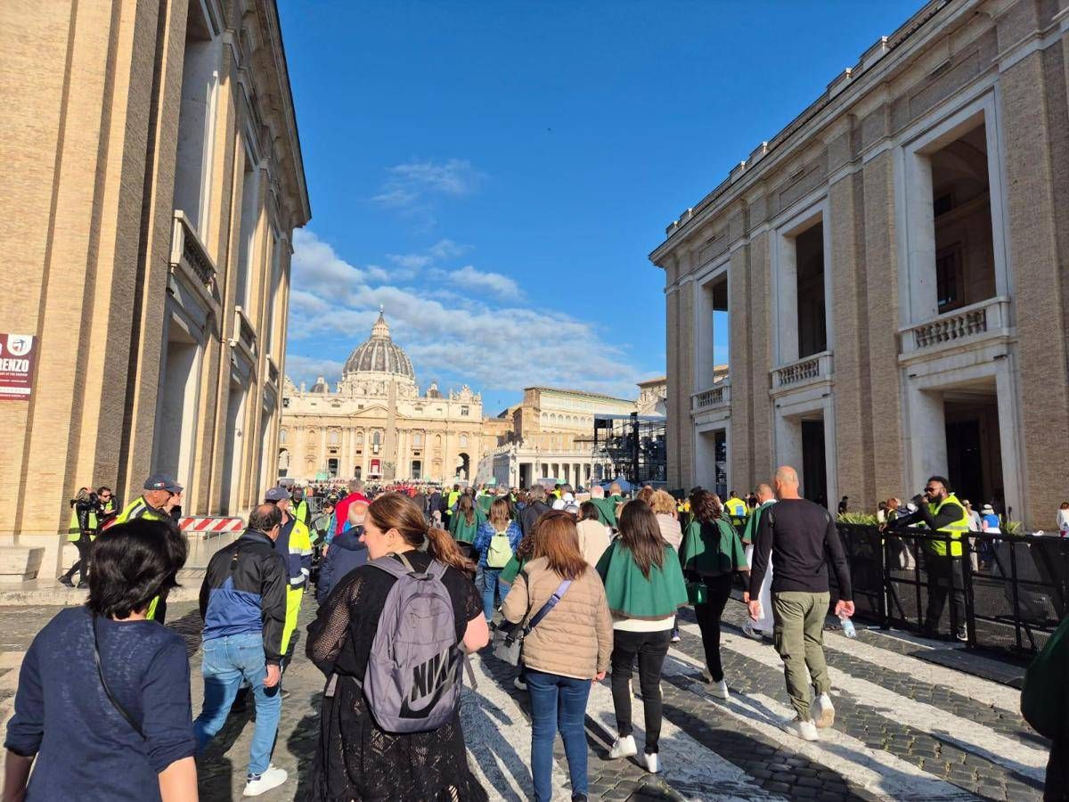 Leone XIV, già 10mila fedeli in piazza per la messa di insediamento di Papa Prevost - 