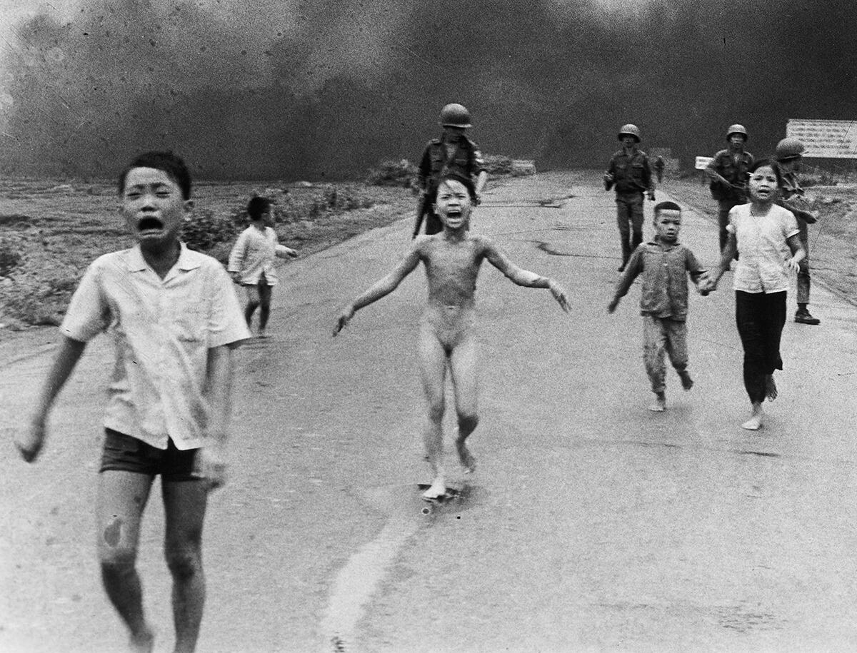 La fotografia iconica che tutti conoscevano | Chi è il vero autore di "The terror of war"? -