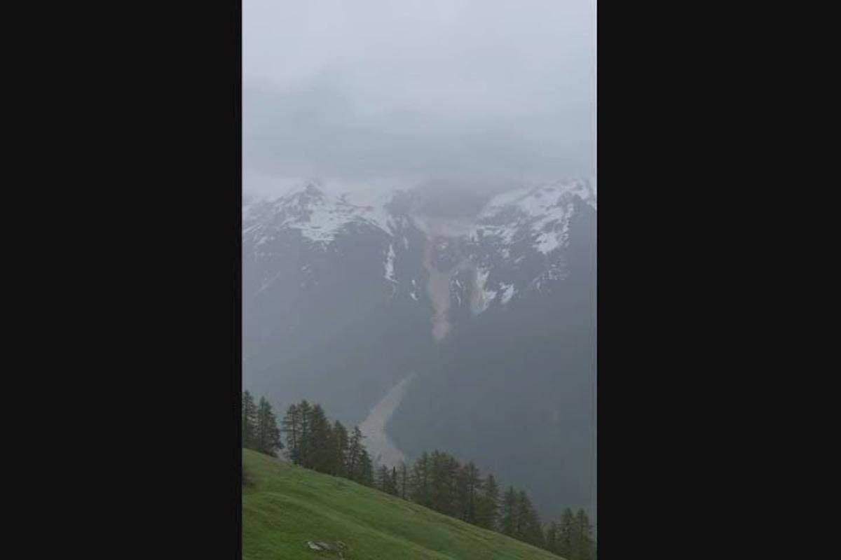Ghiacciaio crolla sulle Alpi svizzere, sepolto il villaggio di Blatten: un disperso - Video - 