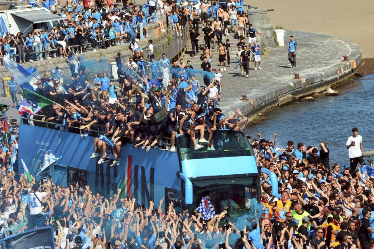 Scudetto del Napoli, festa sul lungomare: bus sfilano tra migliaia di tifosi - 