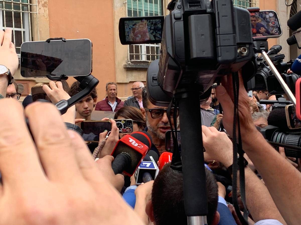 Caso Garlasco, Corona show davanti alla procura di Pavia - 