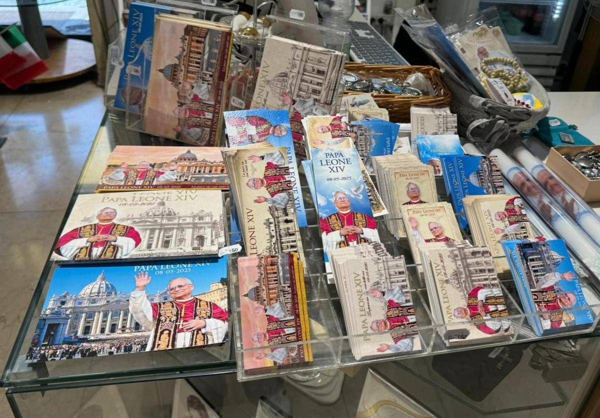 Papa Leone XIV, in via della Conciliazione spuntano i primi souvenir -