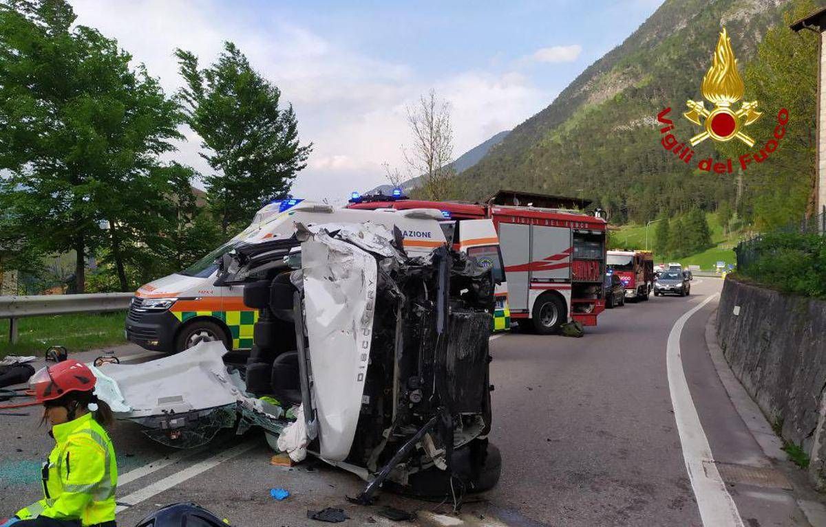 Belluno, incidente mortale sull'Alemagna: scontro tra moto e tre auto -