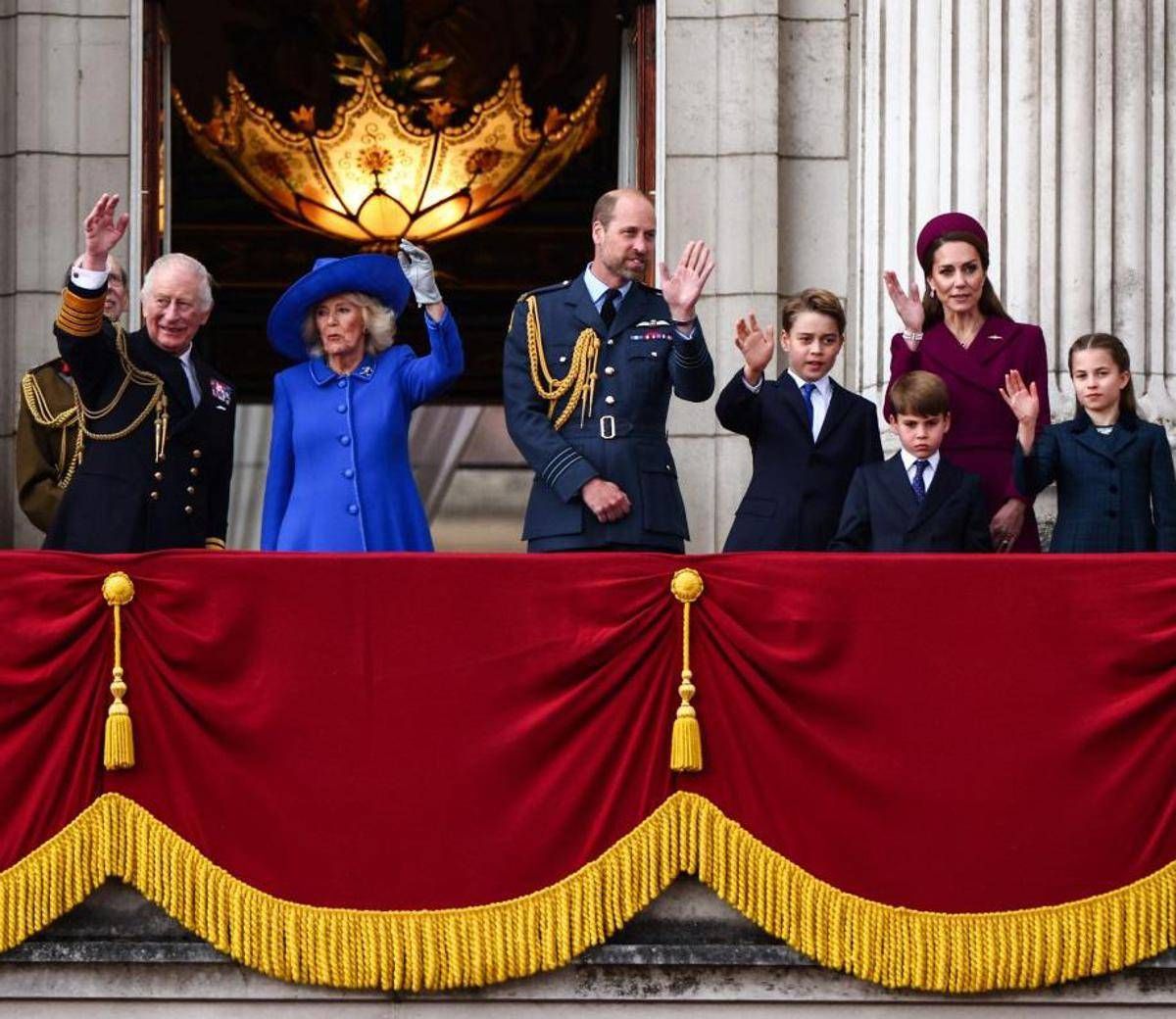 Royal Family insieme ai veterani nel Giorno della Vittoria in Europa -