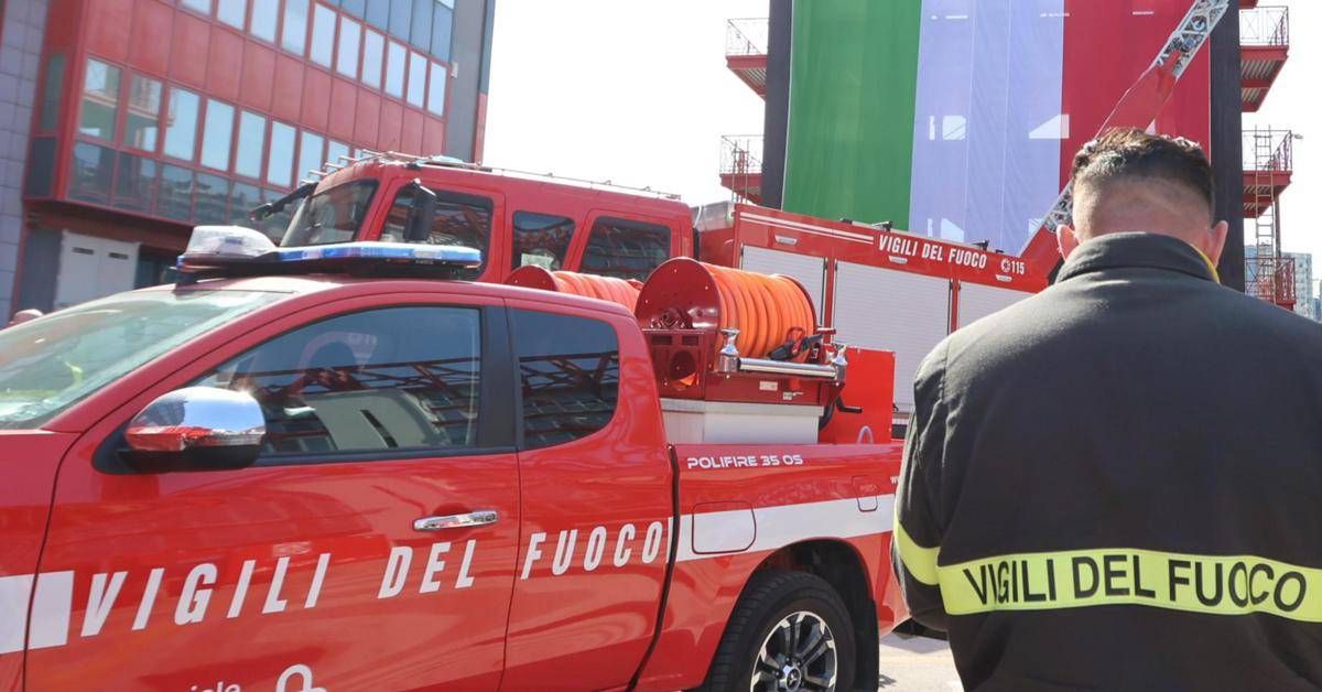 Ostia, in fiamme la cucina dello stabilimento balneare 'La Marinella' - 