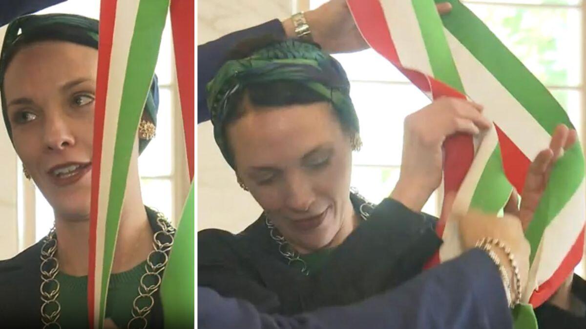 Katharina Zeller si sfila la fascia tricolore | un gesto di divisione o un atto di protesta? -