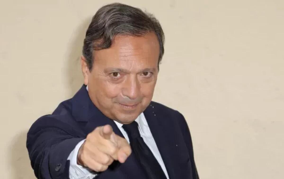 Nasce Piero Chiambretti: 69 Anni di Ironia e Talento che Hanno Lasciato il Segno nel Mondo dello Spettacolo -