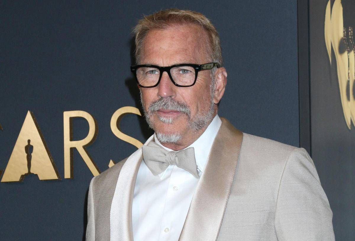 Kevin Costner, "scena di stupro non prevista sul set": una stunt lo denuncia - 