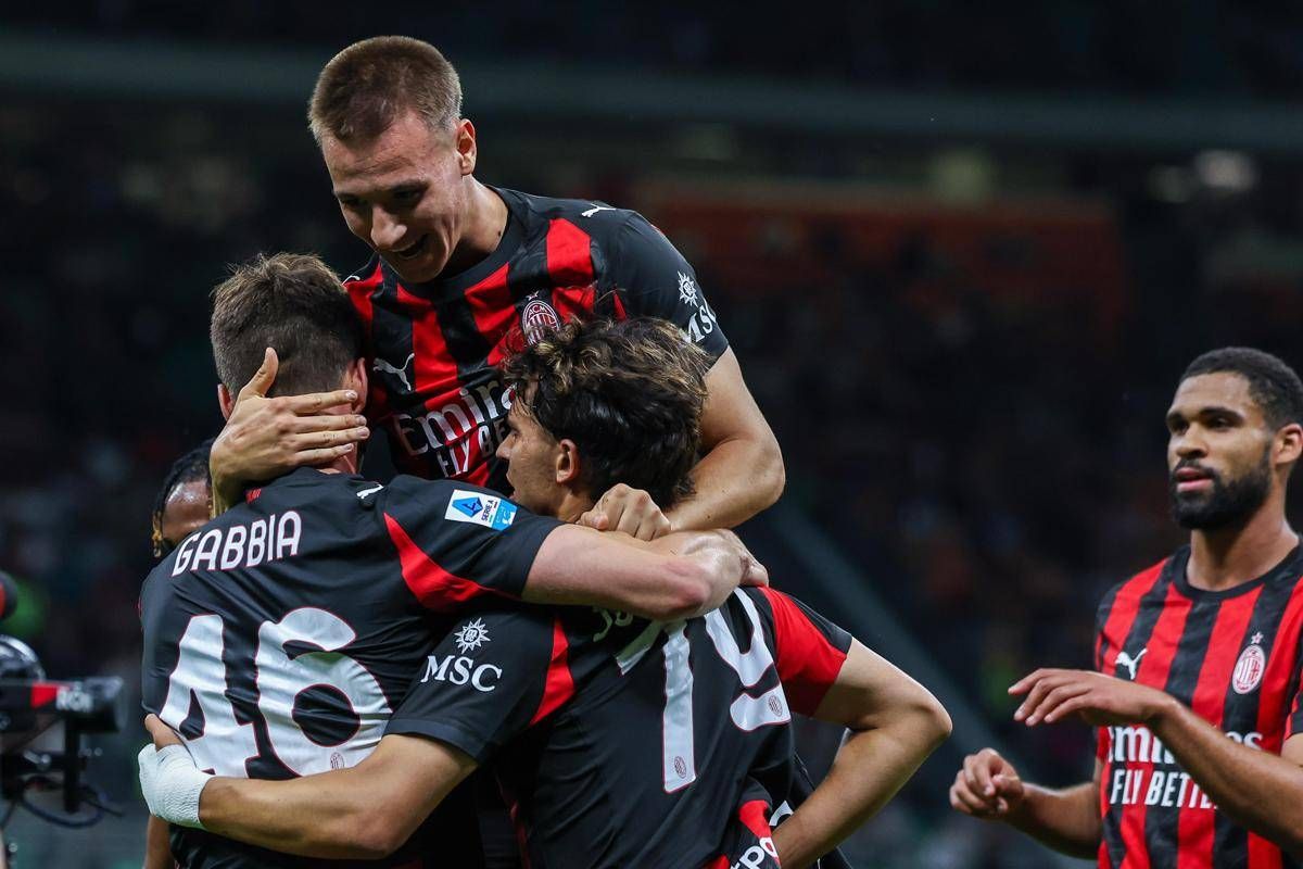 Monza ko 2-0, il Milan chiude con una vittoria tra le contestazioni dei tifosi - 