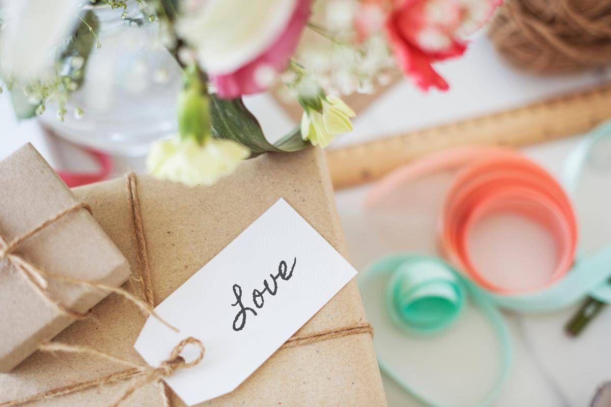 Festa della mamma 2025, non solo fiori: cosa regalarle domenica 11 maggio -
