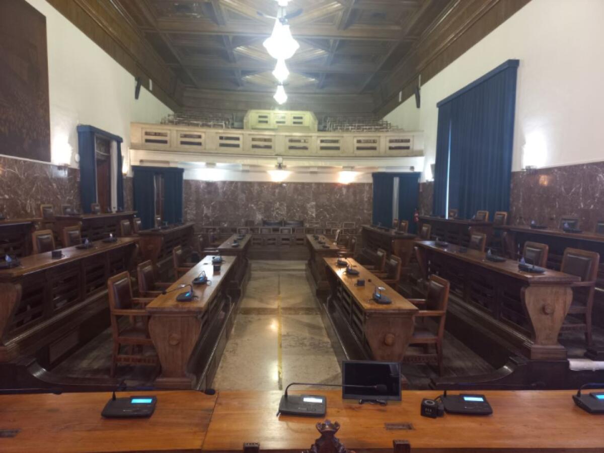 Il Comune di Messina affronta debiti misteriosi | Scopri cosa sta realmente succedendo in aula! -