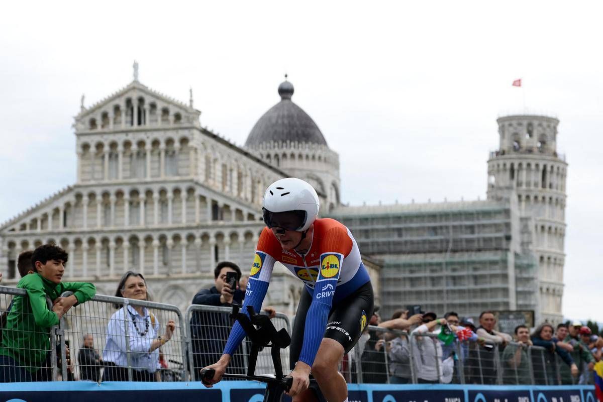 Giro d'Italia, Hoole vince la decima tappa e Del Toro resta in rosa -