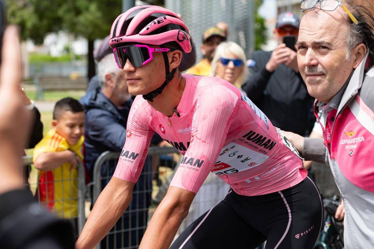 Giro d’Italia 2025, Del Toro soffre ma rimane in rosa: la classifica aggiornata -