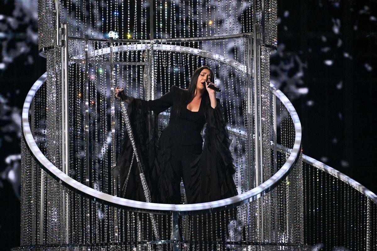 Eurovision, fischi alla cantante israeliana Yuval Rapahel: sventola bandiera palestinese - 