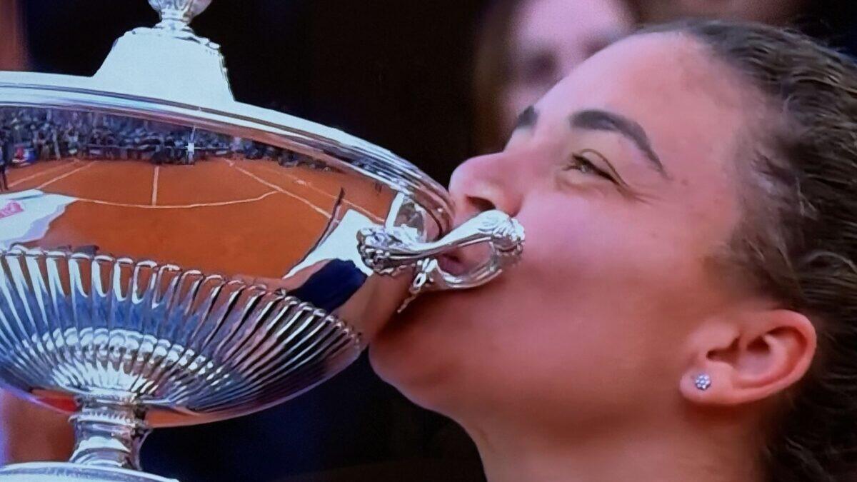 Jasmine Paolini celebra una vittoria storica | Il tennis italiano ha finalmente una nuova regina? -