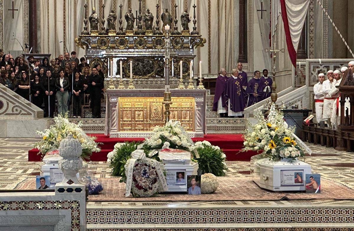 Ragazzi uccisi a Monreale, dolore e applausi ai funerali di Salvo, Andrea e Massimo - 