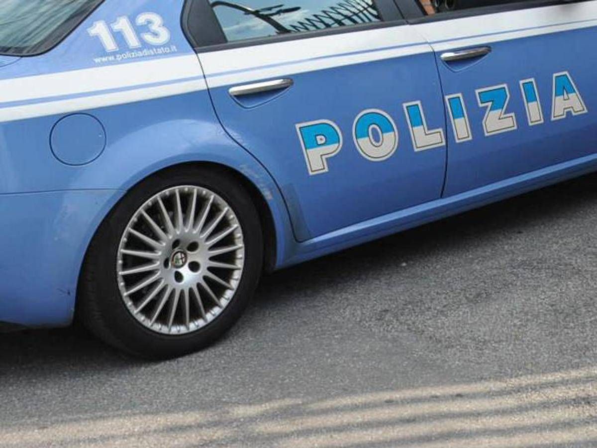 Roma, 30enne accoltellato trovato in strada: è grave -