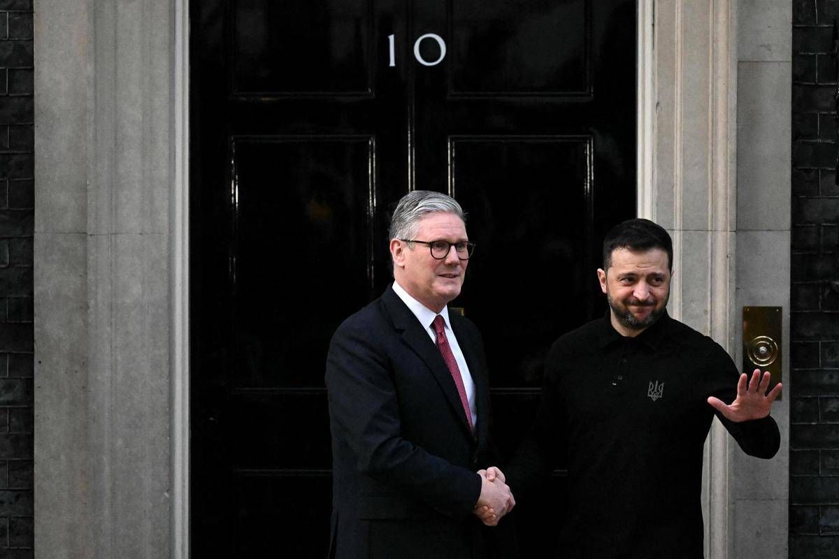 Ucraina, Londra vara 100 nuove sanzioni contro la Russia. Nuovo pacchetto dall'Ue - 