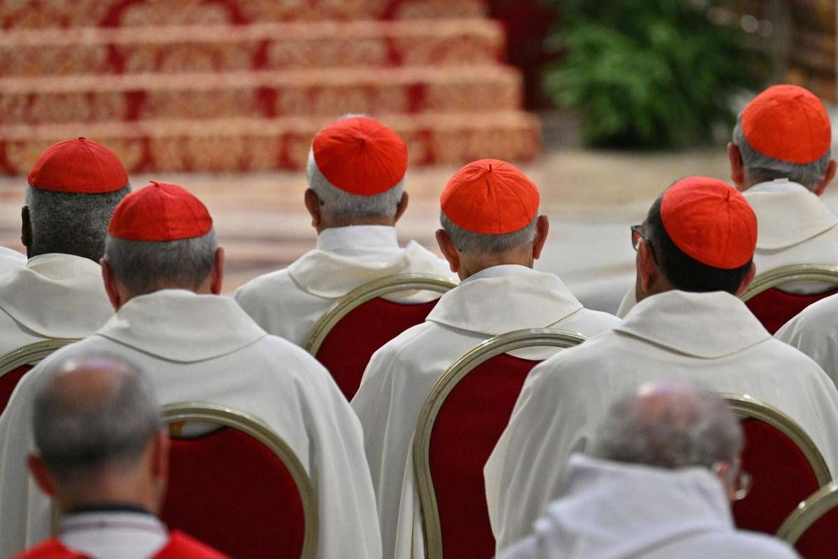 Conclave, tre giorni di fumate nere? I cardinali si fermano per un giorno -