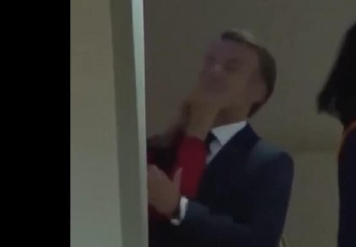 Brigitte Macron schiaffeggia Emmanuel all'atterraggio | Cosa si nasconde dietro questo gesto clamoroso? -