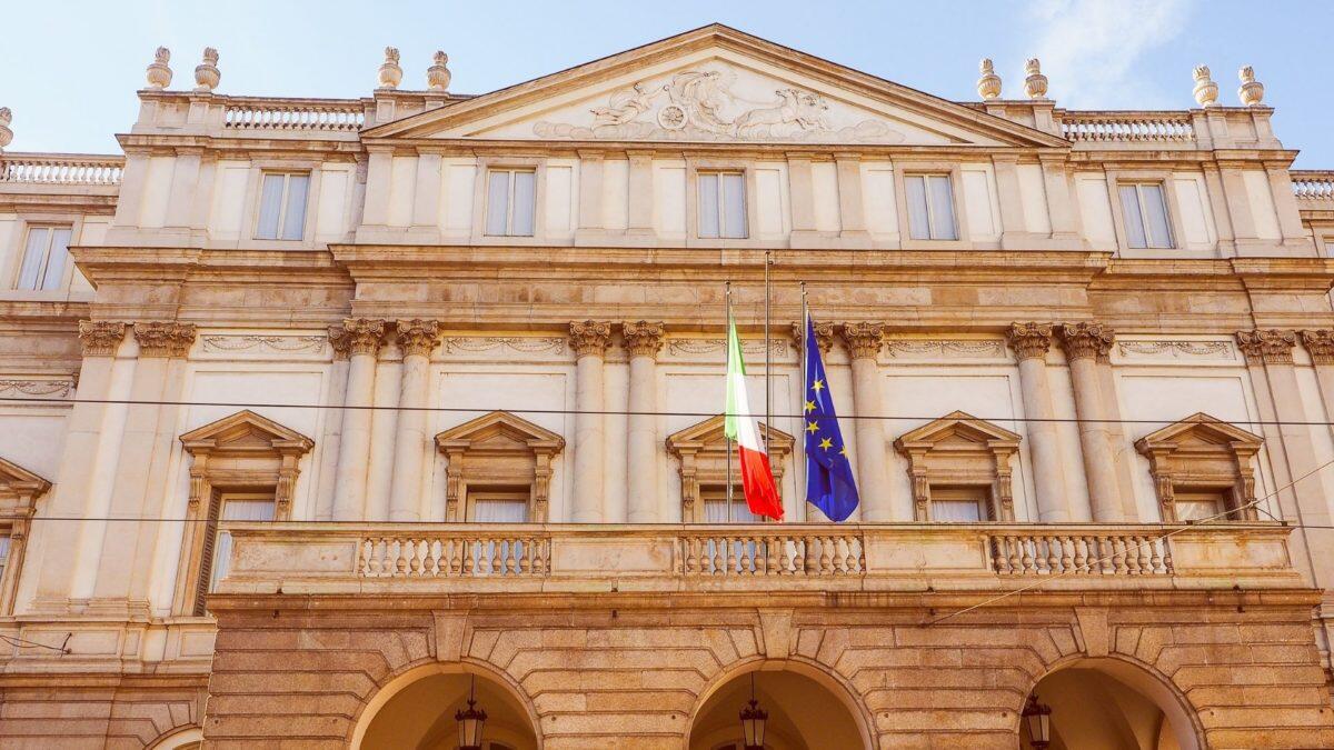 Licenziata la maschera della Scala per un grido di libertà | È il silenzio complice della cultura? -