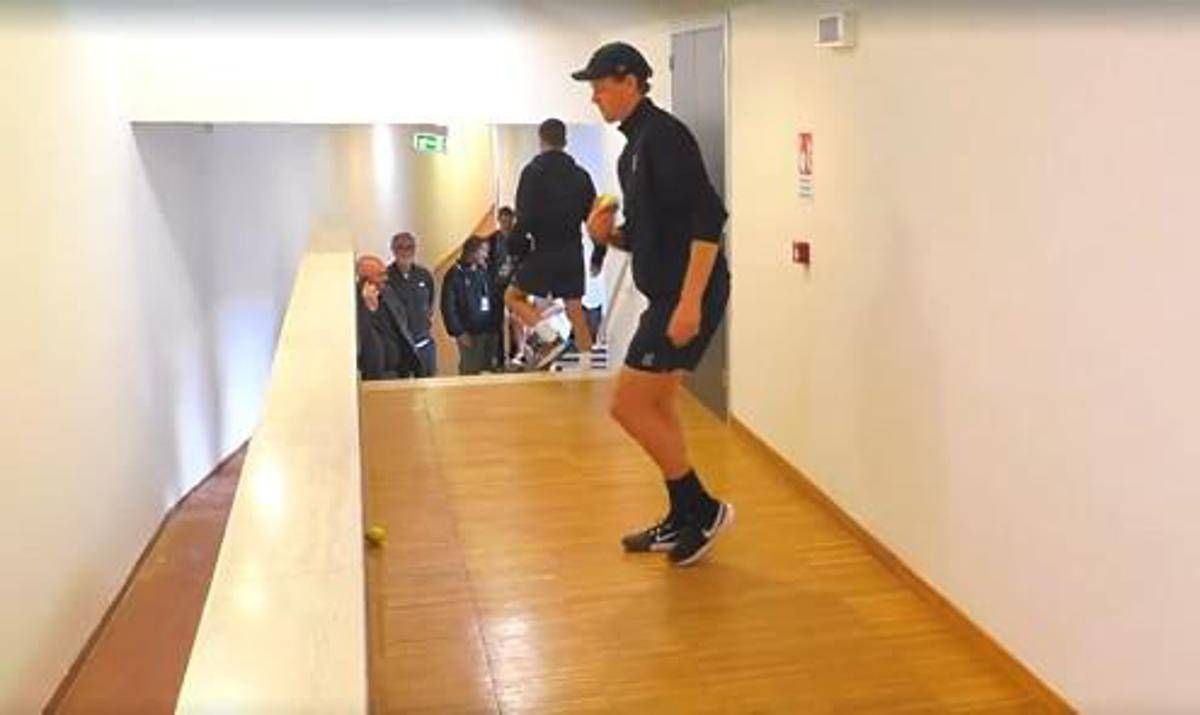 Sinner, la pioggia ritarda il match con Cerundolo. E lui gioca a bocce - Video - 