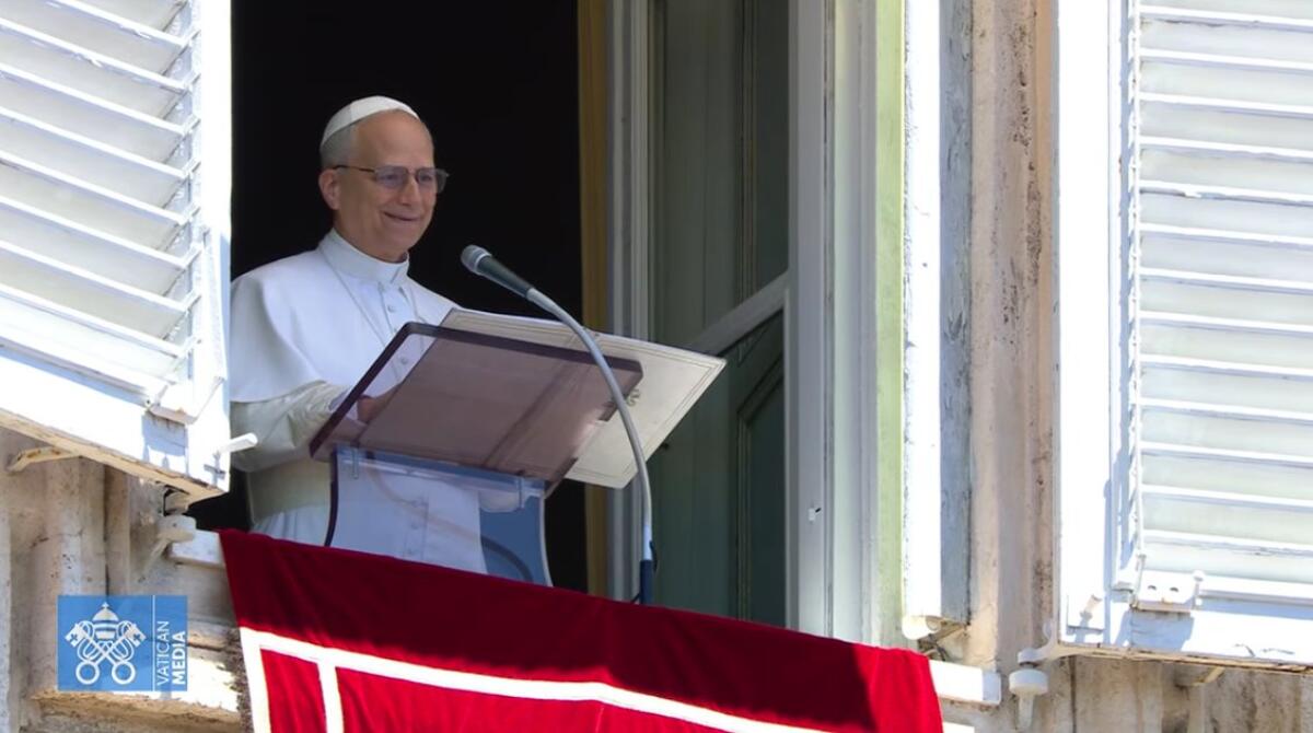 Papa Leone XIV si affaccia per la prima volta dalla finestra del Palazzo Apostolico | Un gesto che segna un nuovo inizio per la pace nel mondo! - 