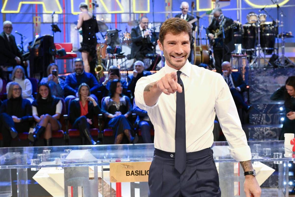 Affari Tuoi Speciale, stasera 4 maggio: gli ospiti in studio con Stefano De Martino - 