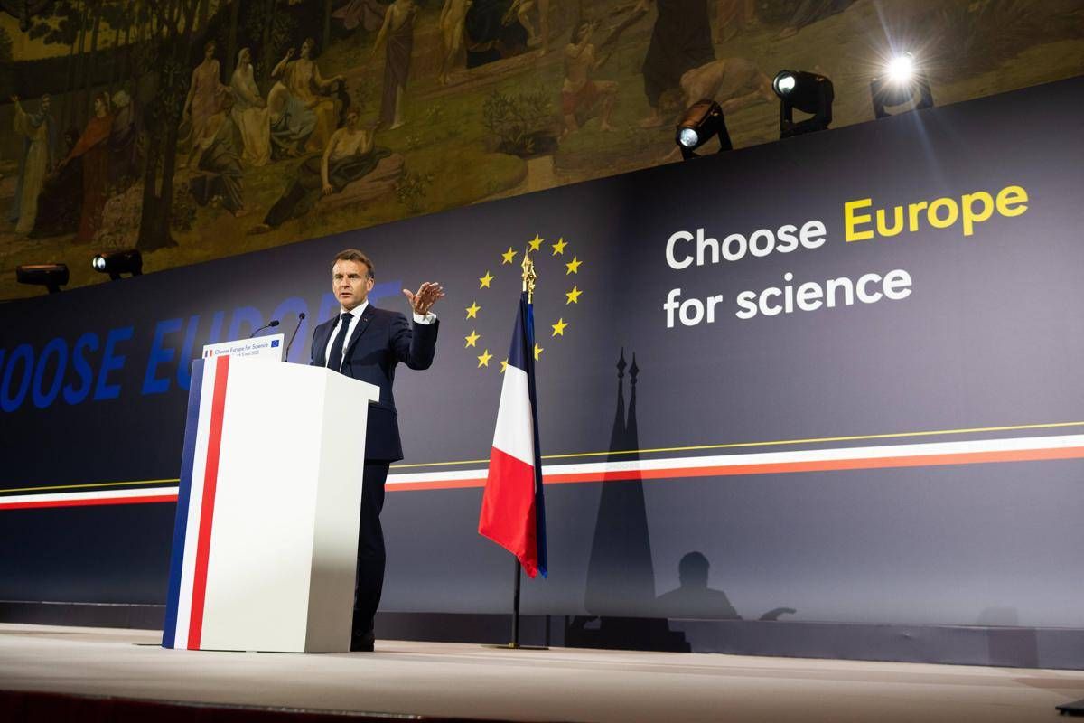 Macron ai ricercatori Usa: "Scegliete l'Europa". Ma la chiamata irrita Roma - 