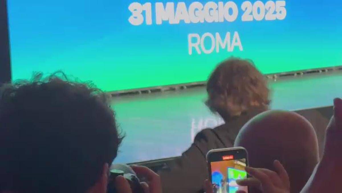 Fedez arriva al Congresso dei Giovani di Forza Italia, applausi per il rapper - Video -