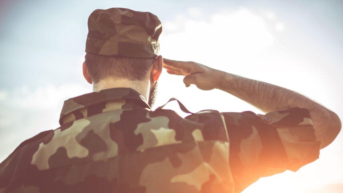 Un militare si suicida legandosi a un ulivo: cosa si nasconde dietro questa tragedia? | La verità sconvolgente che nessuno si aspetta! -