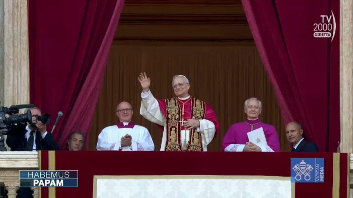 La folla acclamante accoglie Papa Leone XIV | Ma cosa significa davvero il suo messaggio di pace? - 