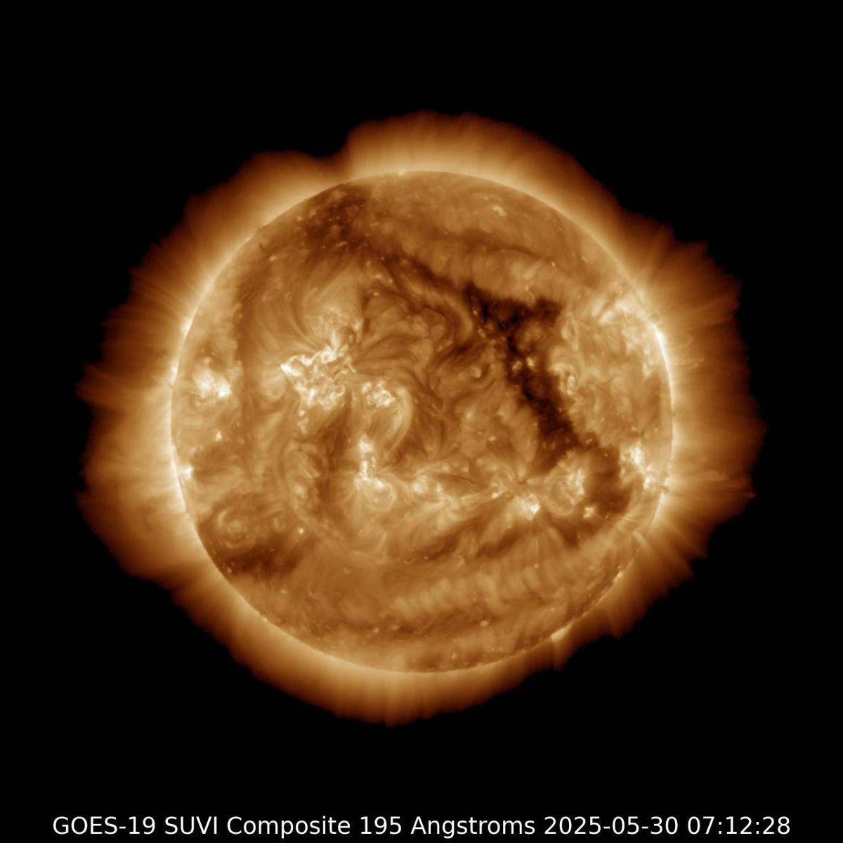 La Terra colpita da una forte tempesta solare: possibili effetti su satelliti e comunicazioni - 