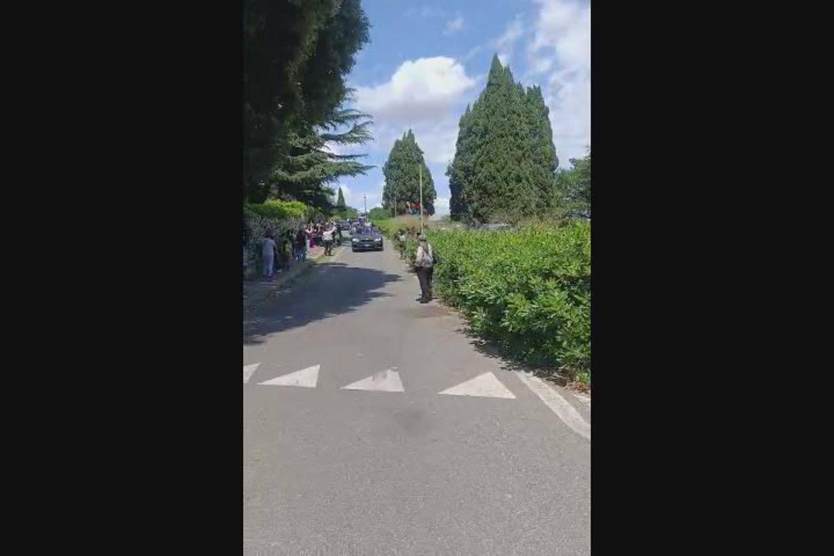 Romania, bandiere e caroselli fuori consolato Roma: anche i romeni d'Italia al voto - Video - 