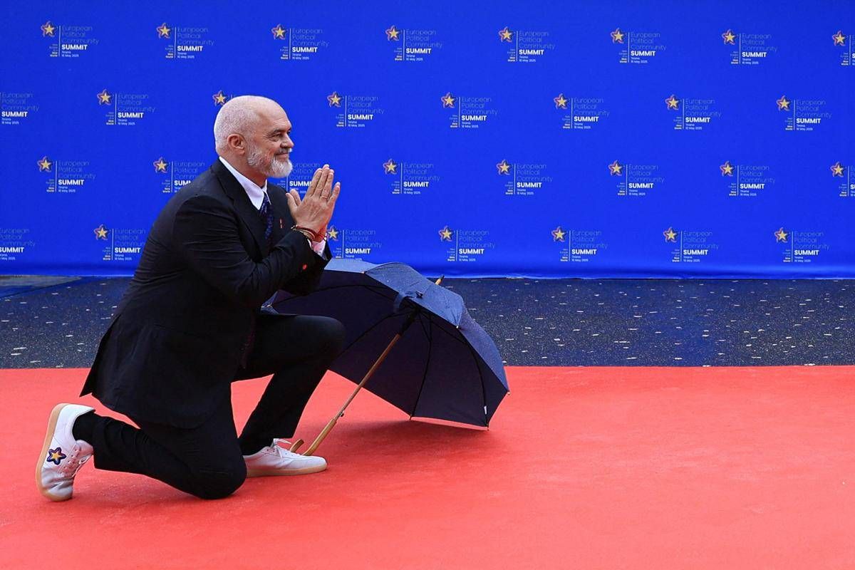Edi Rama 'passione sneakers', al vertice di Tirana le sfoggia ancora - 