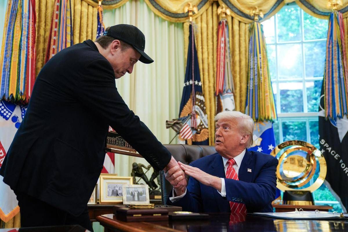 Musk, show per salutare Trump tra occhio nero e t-shirt del Padrino - 