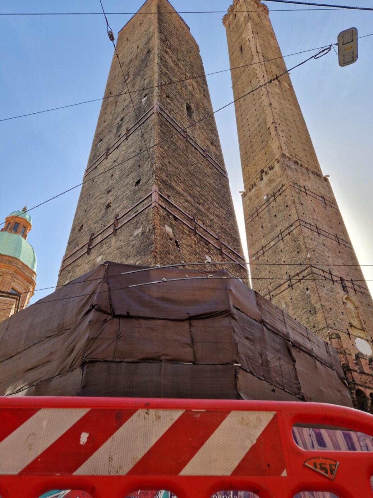 Evacuazione panico a Bologna | Gli incredibili dettagli di un falso allarme che potrebbero mettere a rischio la sicurezza pubblica! -
