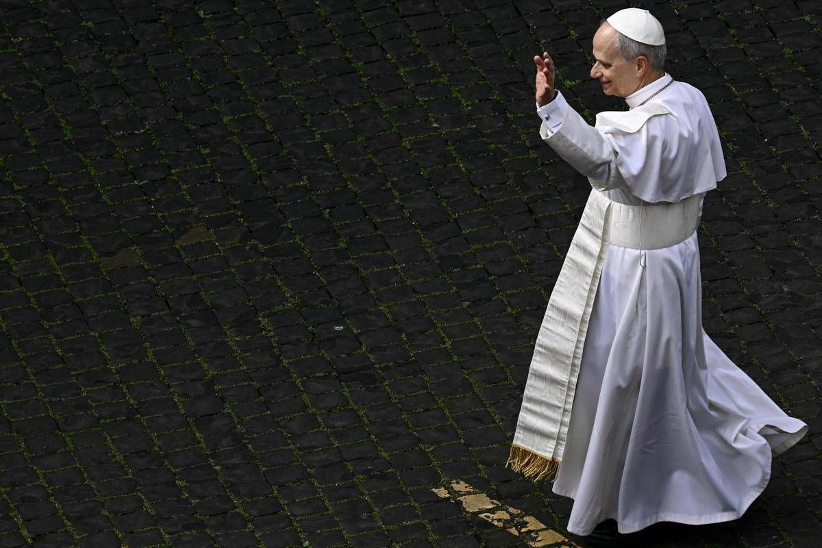 Papa Leone XIV, attesa per il Regina Coeli. Celebrata messa sulla tomba di Pietro -