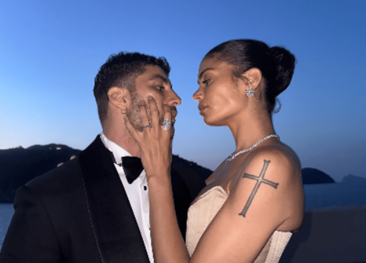 Elodie e Andrea Iannone si sposano? Spunta l'anello 'sospetto' - 