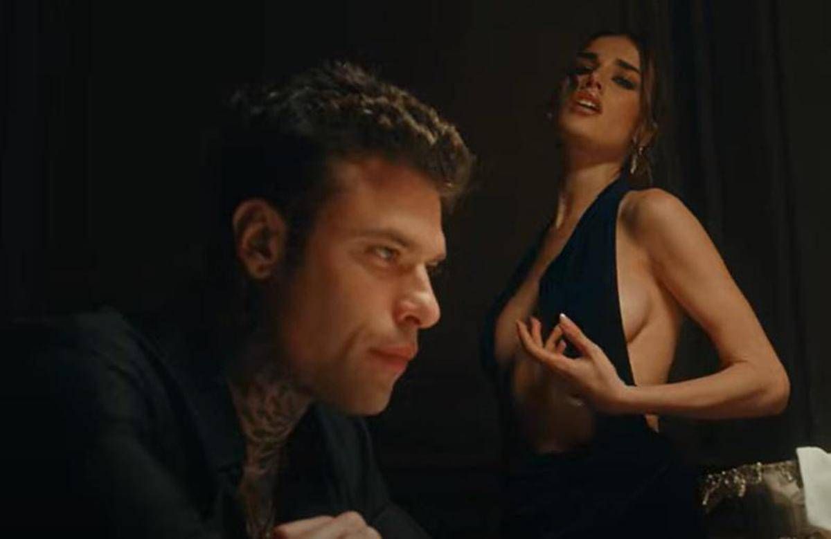 'Scelte stupide', fuori il nuovo singolo di Fedez e Clara - Video - 