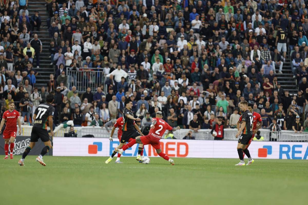 Fiorentina ko 2-1, il Venezia scavalca Empoli e Lecce nella corsa salvezza -