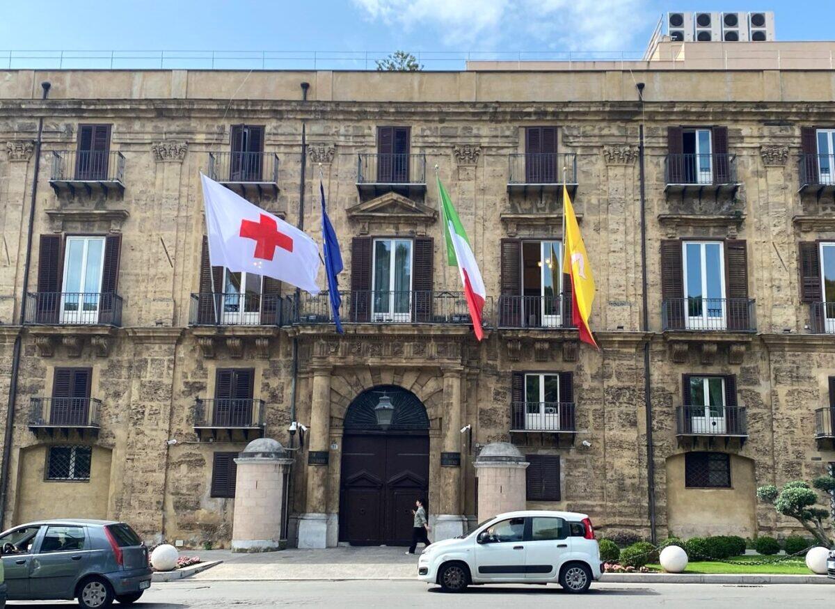 La bandiera della Croce Rossa in Sicilia | Scopri il messaggio nascosto di solidarietà! -